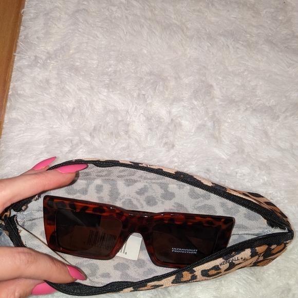 Nwt Kendall & Kylie animal print pouches/cosmetic bag w/ animal print sunglasses - Picture 6 of 16